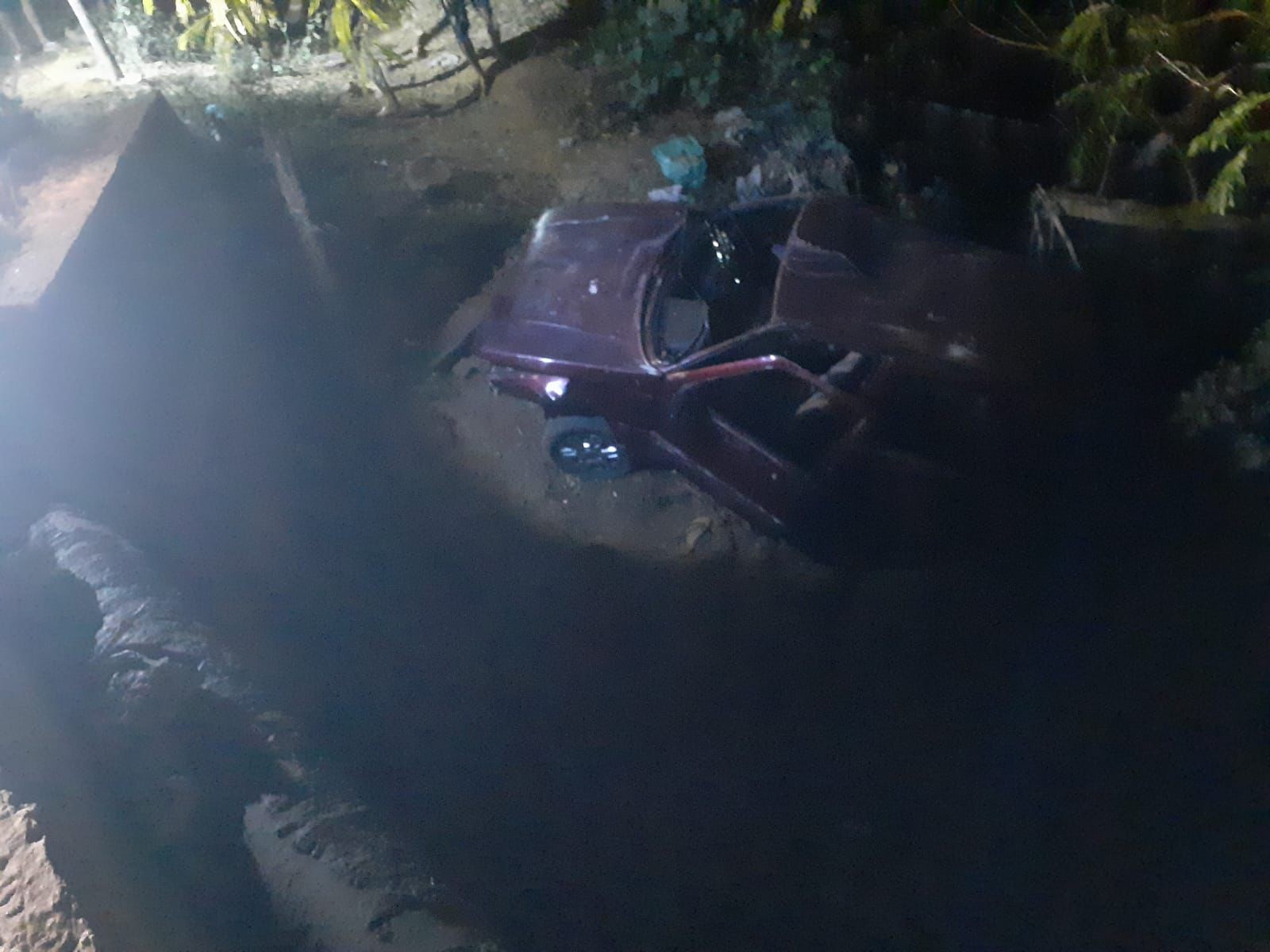Motorista fica ferido após perder controle de carro e cair de ponte em Montes Claros