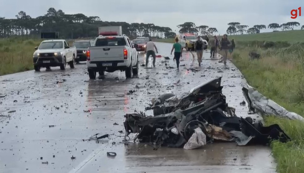 Carro é partido ao meio e fica completamente destruído após batida envolvendo caminhão carregado de madeira no Paraná — Foto: Bruno Fernandes/RPC