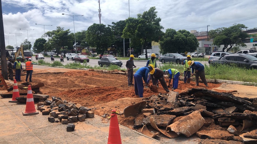 Caern conclui serviço na marginal da BR-101, mas trecho segue interditado; paradas de ônibus são realocadas — Foto: Layssa Vilela/Inter TV Cabugi