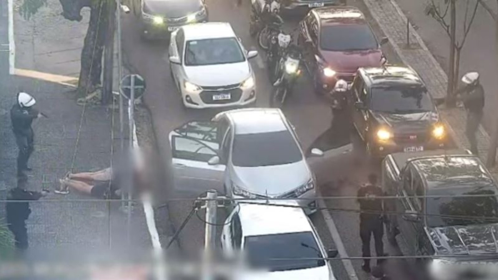 Trio é preso ao trafegar em carro roubado em Fortaleza; veja vídeo