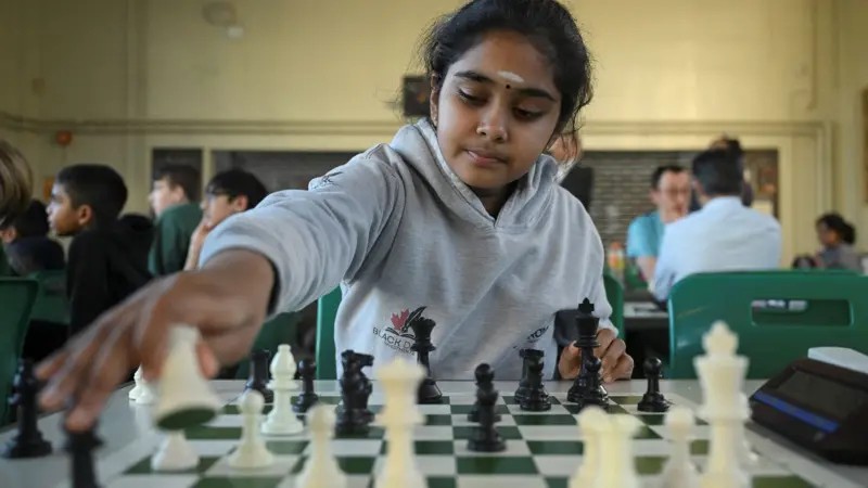 A menina prodígio de 11 anos que se tornou a mais jovem mestre de xadrez da história