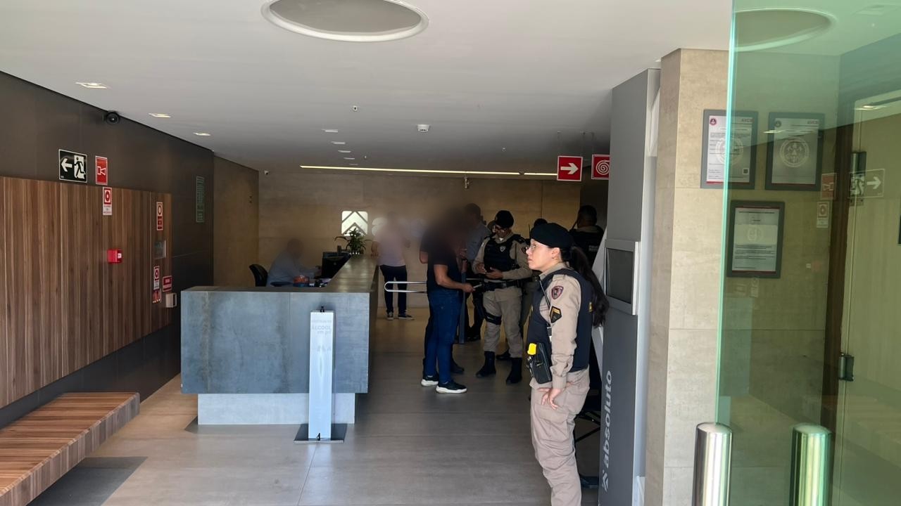 Assaltantes fingem ser clientes, rendem funcionárias e roubam joalheria em Montes Claros