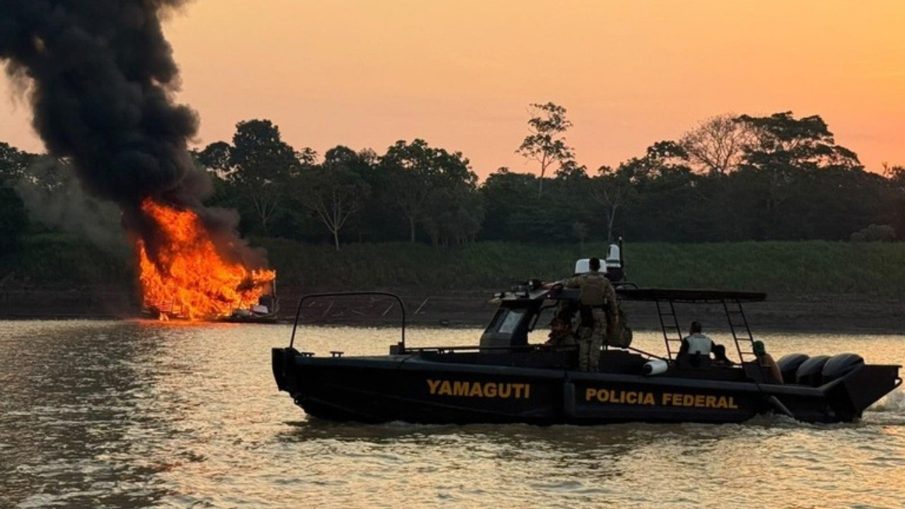 PF destrói 22 dragas e 5 embarcações usadas em garimpo ilegal no Rio Madeira, no AM; VÍDEO