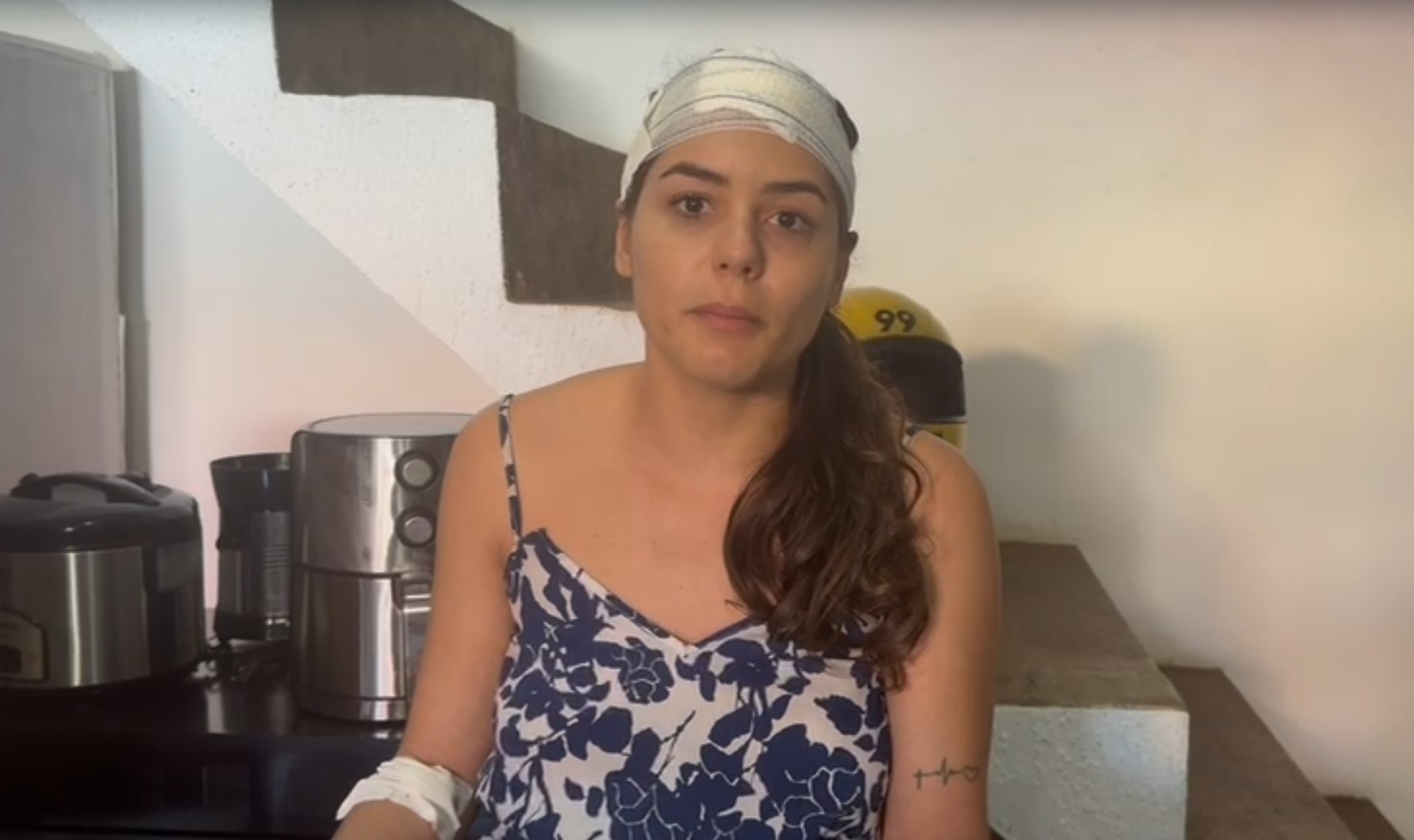 Motociclista de aplicativo bate moto e abandona passageira ferida