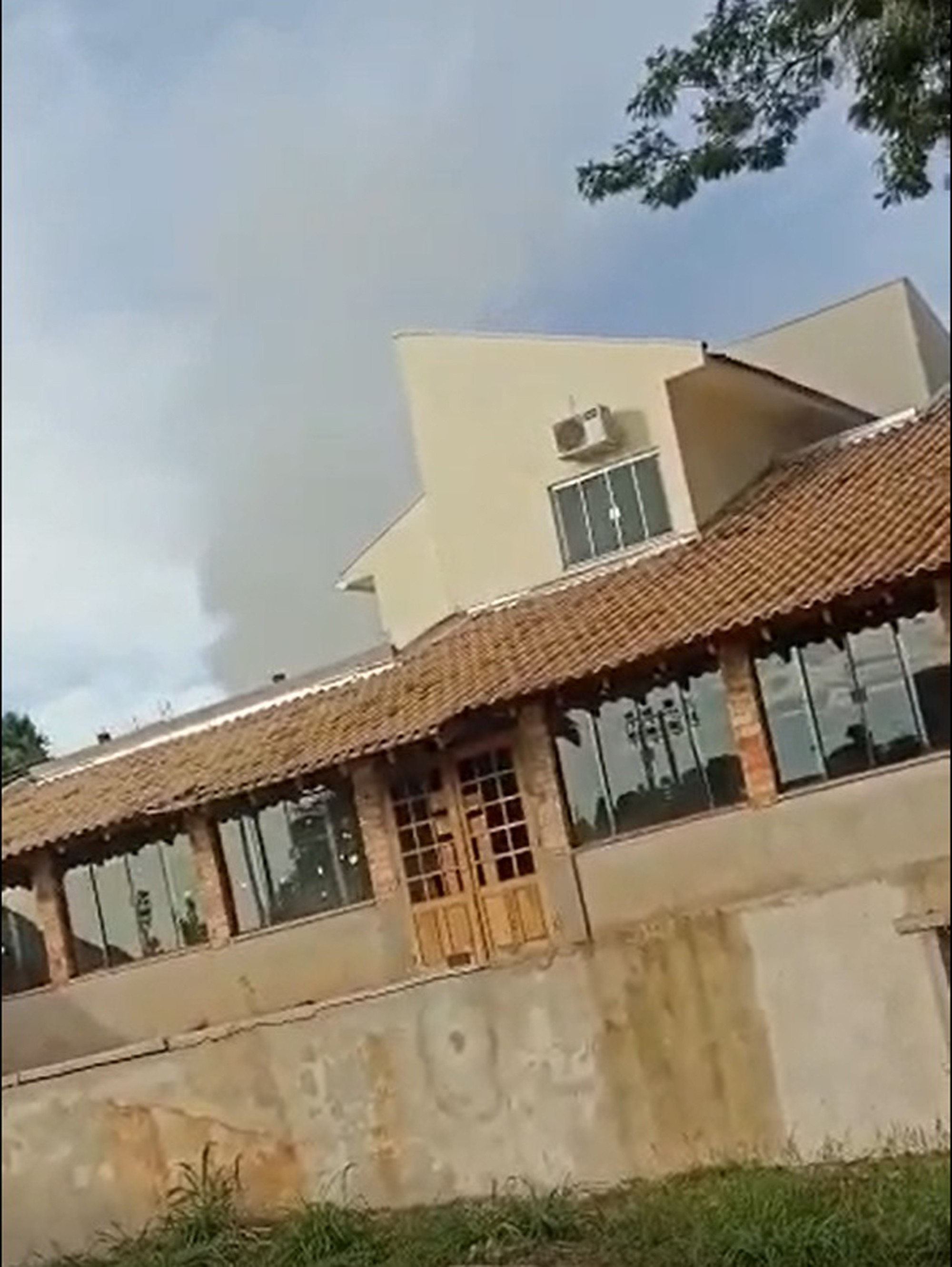 Corpo de Bombeiros captura cascavel de 1m em área residencial em