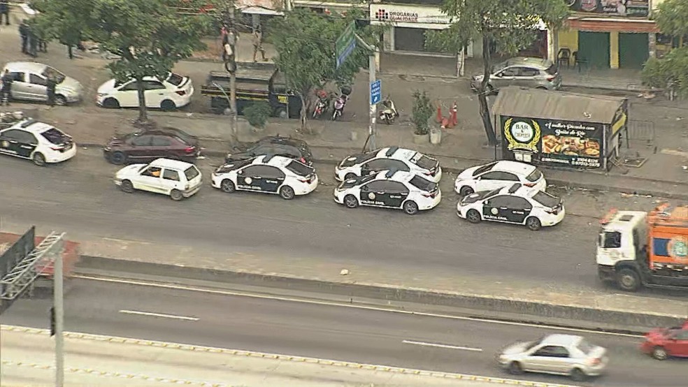 Carros da Polícia Civil na entrada da comunidade Parque União — Foto: Reprodução/TV Globo