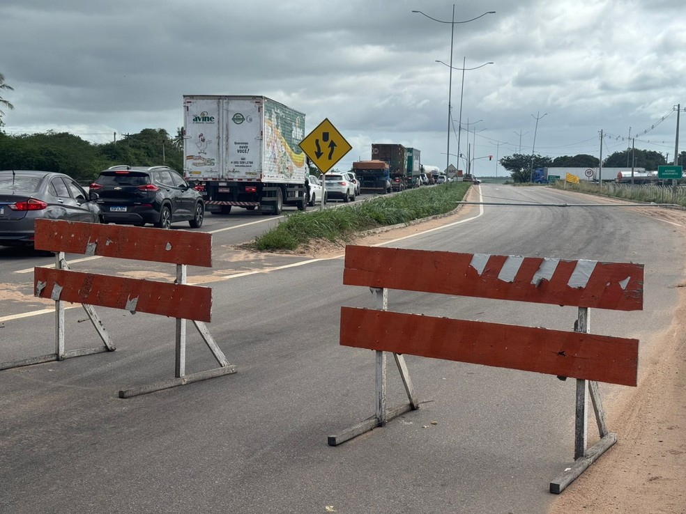 Poste cai e interdita pista da BR-304 em Macaíba — Foto: Sérgio Henrique Santos/Inter TV