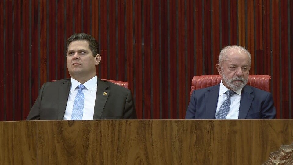  
VÍDEO: Alcolumbre decide não bater palmas para Messias em posse de Nunes Marques no STF