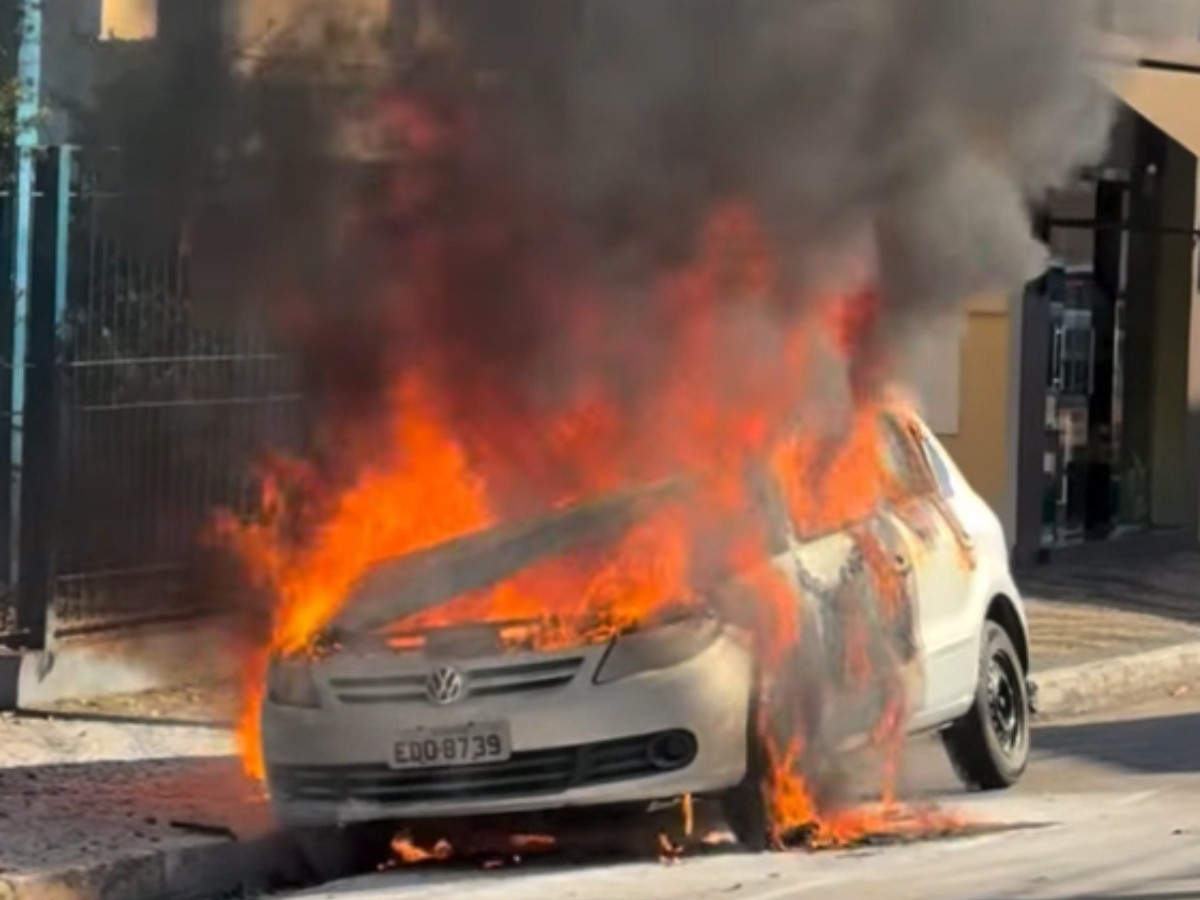 VÍDEO: carro fica em chamas após proprietário dar partida em Capivari