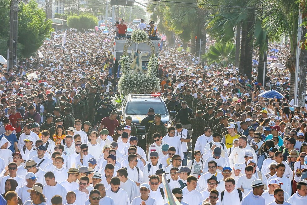 Caminhada com Maria reúne milhares de fiéis a Nossa Senhora da Assunção, em Fortaleza. — Foto: Camila Lima/Sistema Verdes Mares