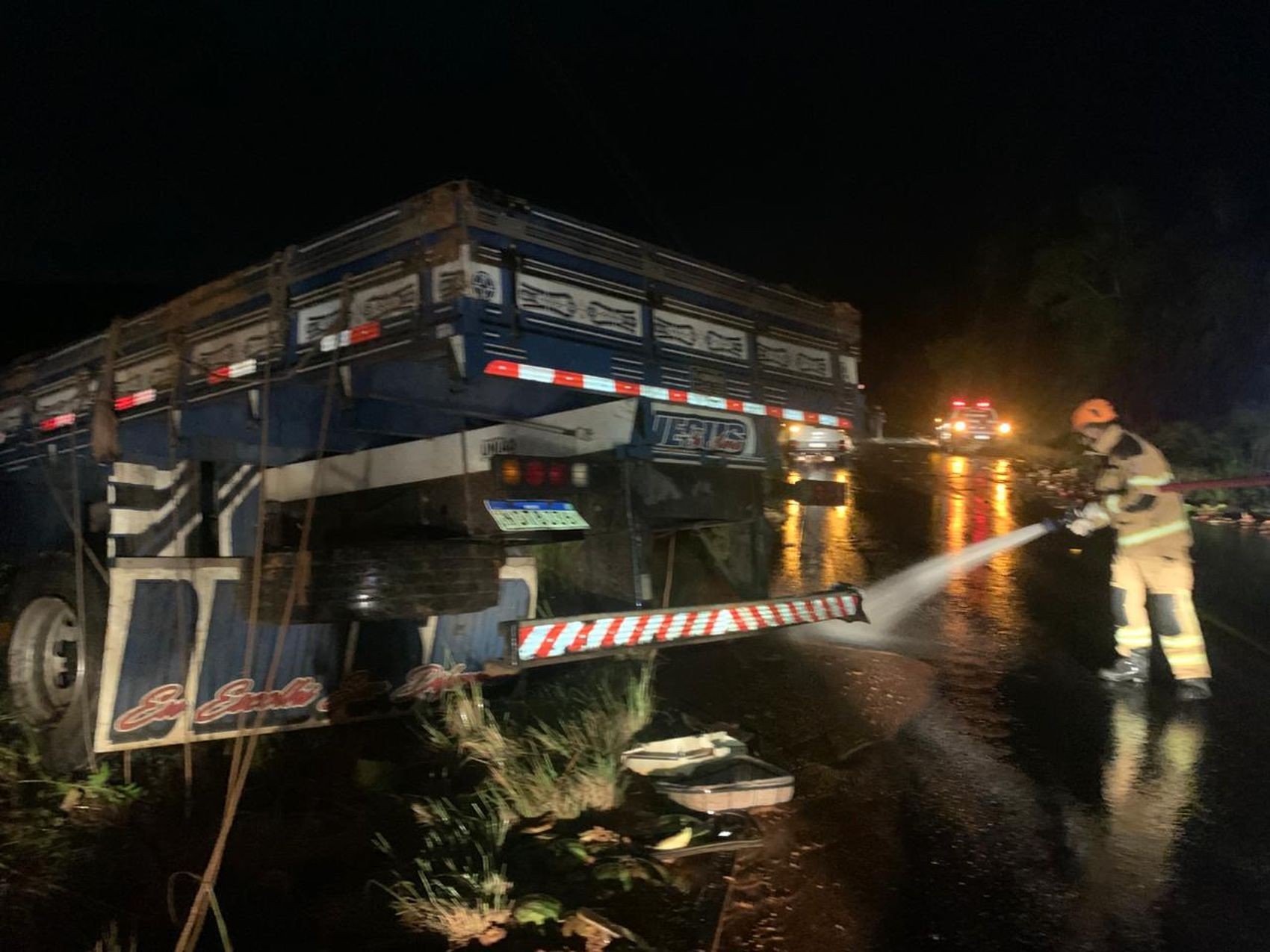 Três homens ficam feridos após caminhão capotar na SE-339