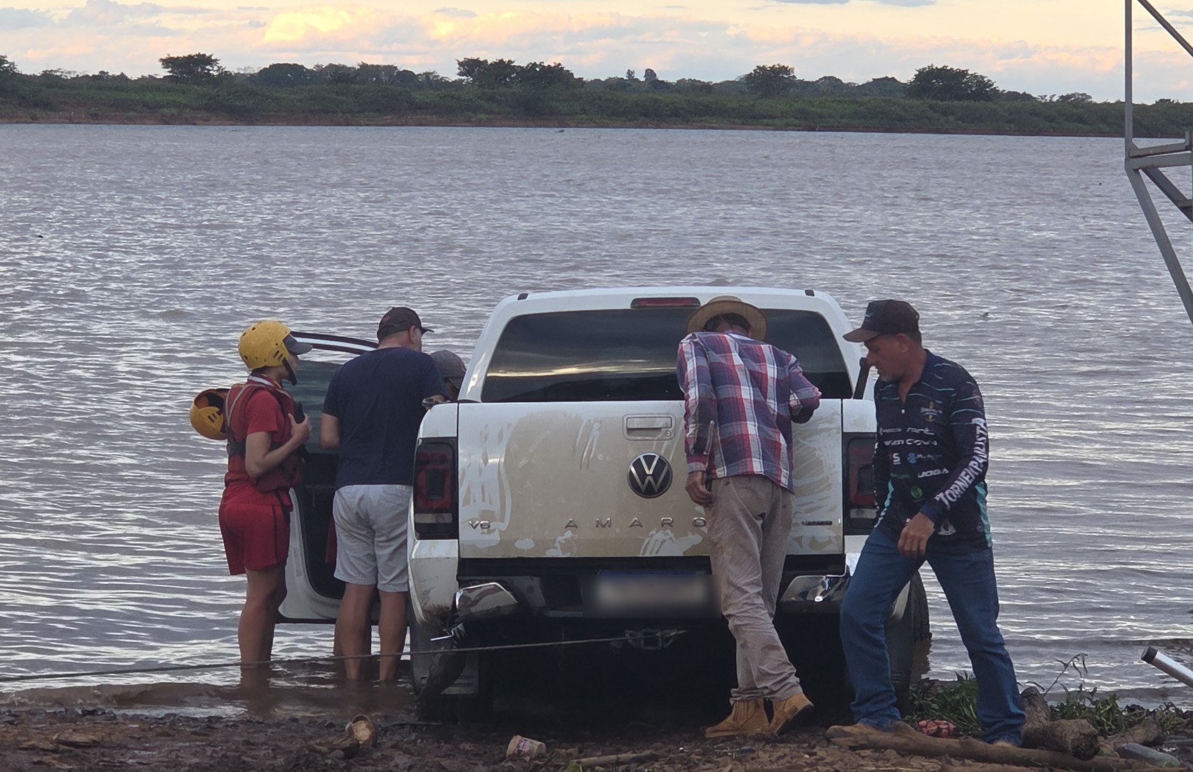 Caminhonete que afundou no Rio Grande é encontrada em Colômbia, SP; dois jovens estão desaparecidos