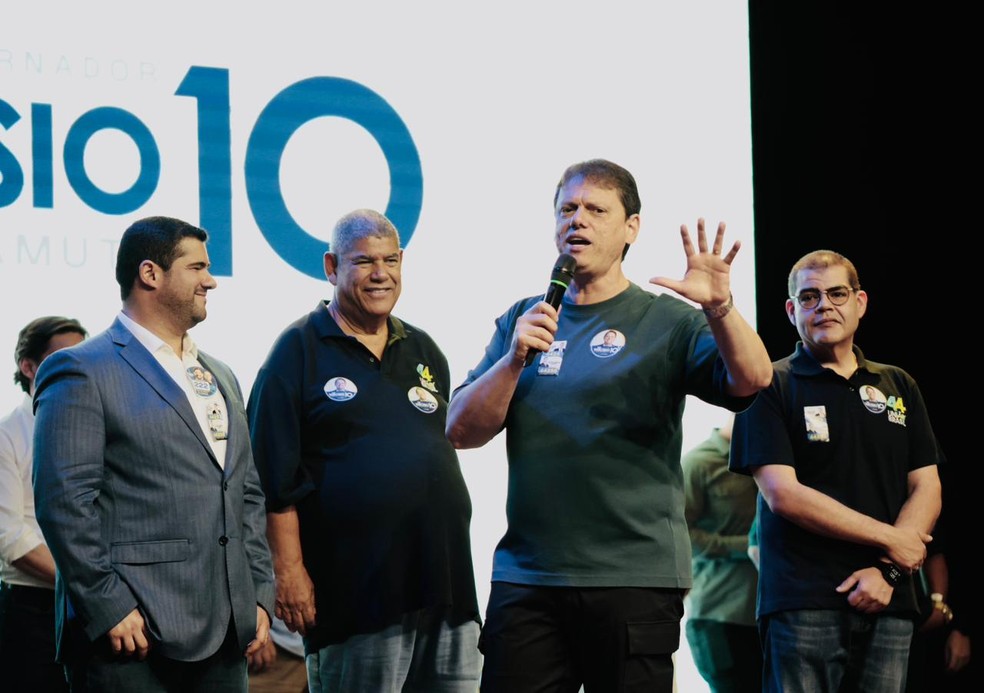 O governador Tarcísio de Freitas (Republicanos) durante lançamento das candidaturas da família Leite em São Paulo. — Foto: Divulgação