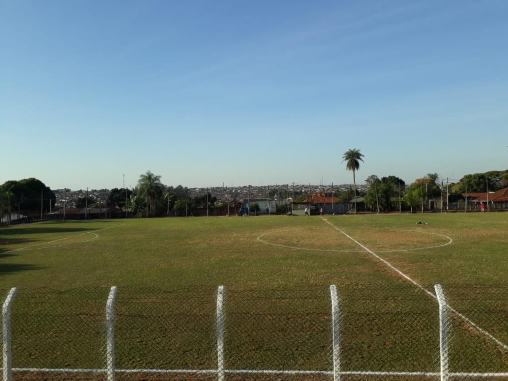 Homem é encontrado morto com marcas de facadas em estádio de Bauru