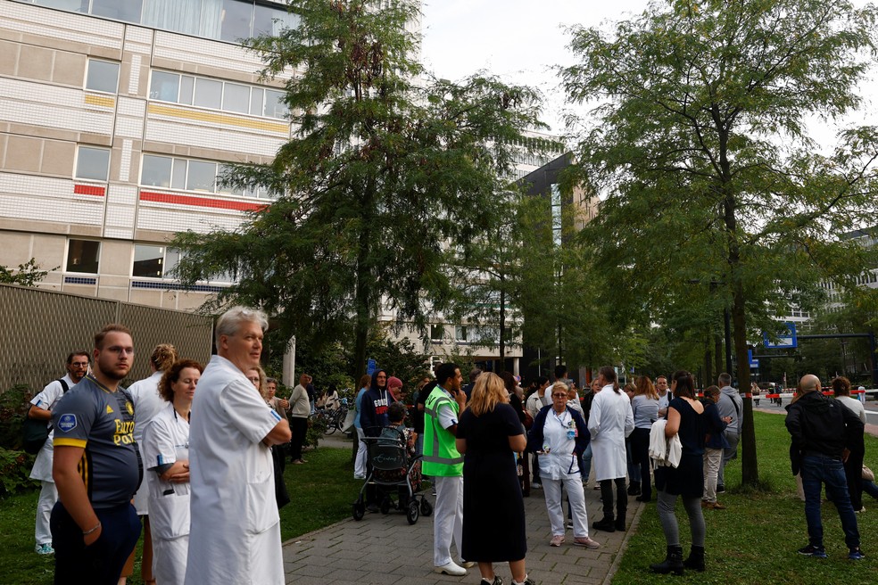 Pessoas aguardam do lado de fora de centro m&eacute;dico alvo de disparos na cidade de Rotterdam, na Holanda, em 28 de setembro de 2023 &mdash; Foto: Piroschka van de Wouw/REUTERS