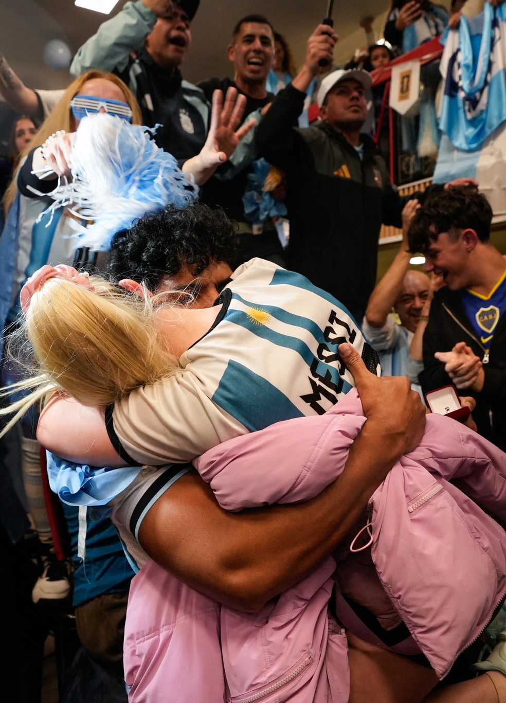 Fãs argentinos comemoram vitória sobre a Inglaterra na Copa em Buenos Aires — Foto: Mariana Nedelcu/Reuters