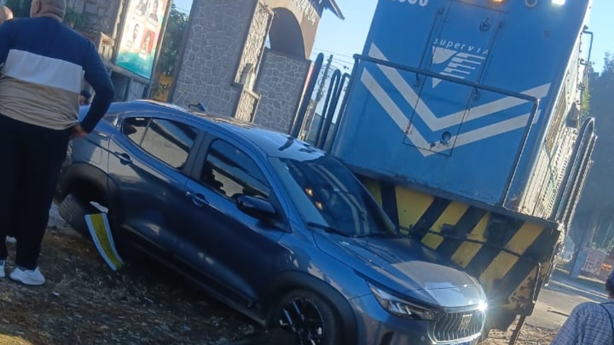 Carro invade linha férrea e é atingido por trem em Guapimirim; circulação é interrompida