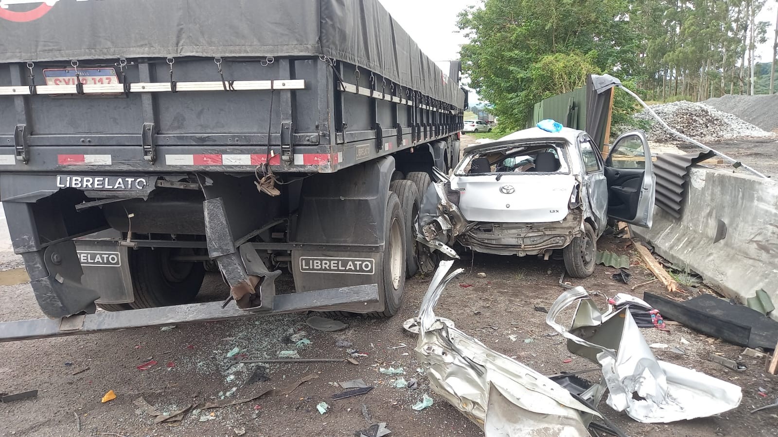 Motorista fica gravemente ferido após bater em carreta no acostamento da Ayrton Senna, em Mogi das Cruzes