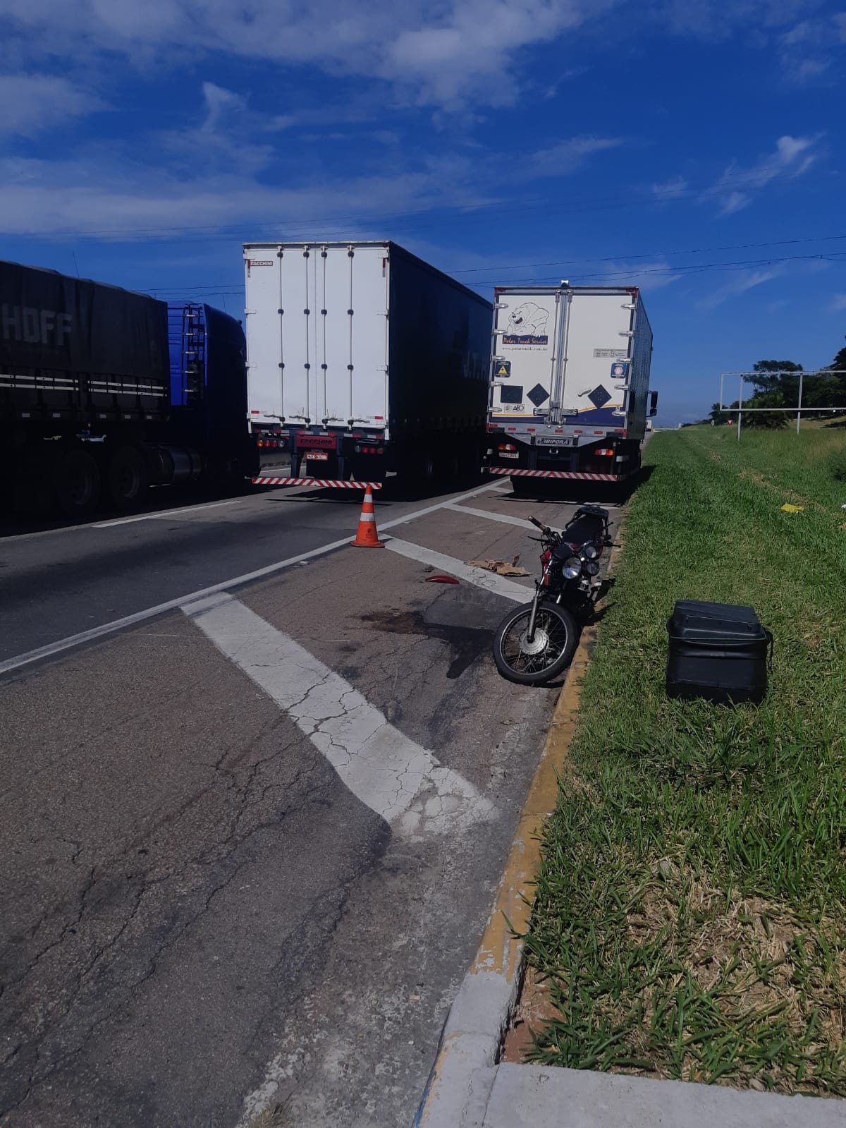 Motociclista fica gravemente ferido após acidente com caminhão na Dutra, em São José dos Campos