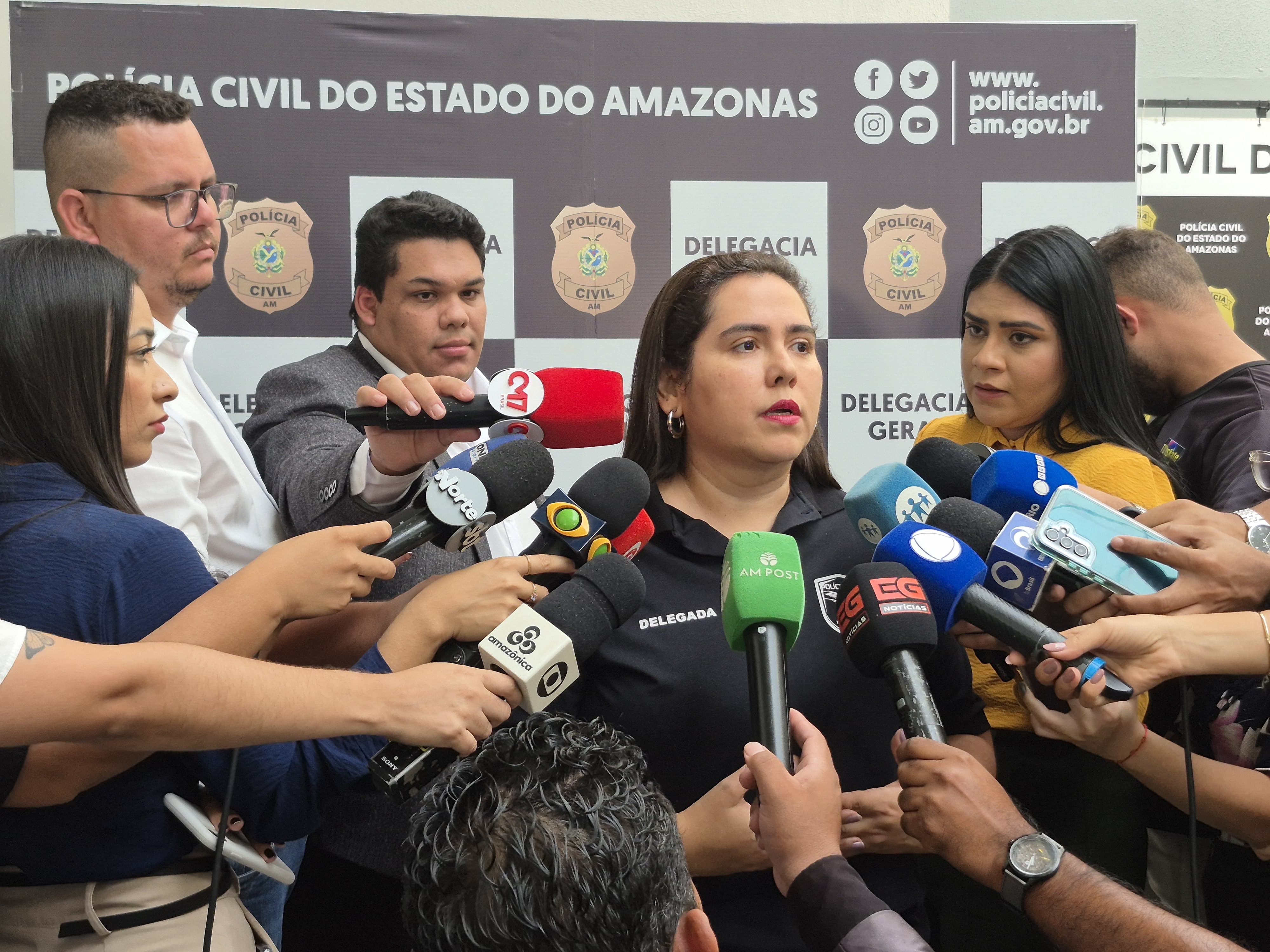 Polícia investiga se homem morto com filho de 2 anos em ataque de pistoleiro foi confundido com outra pessoa