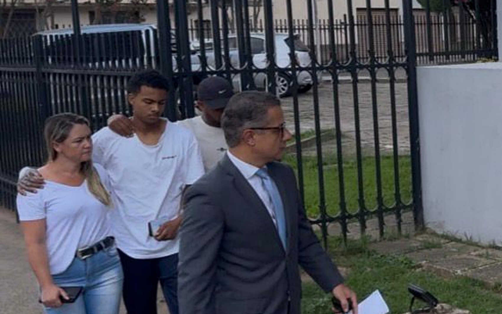 Suspeito de atear fogo na namorada em São Tomé das Letras se apresenta em delegacia; mulher teve 60% do corpo queimado 