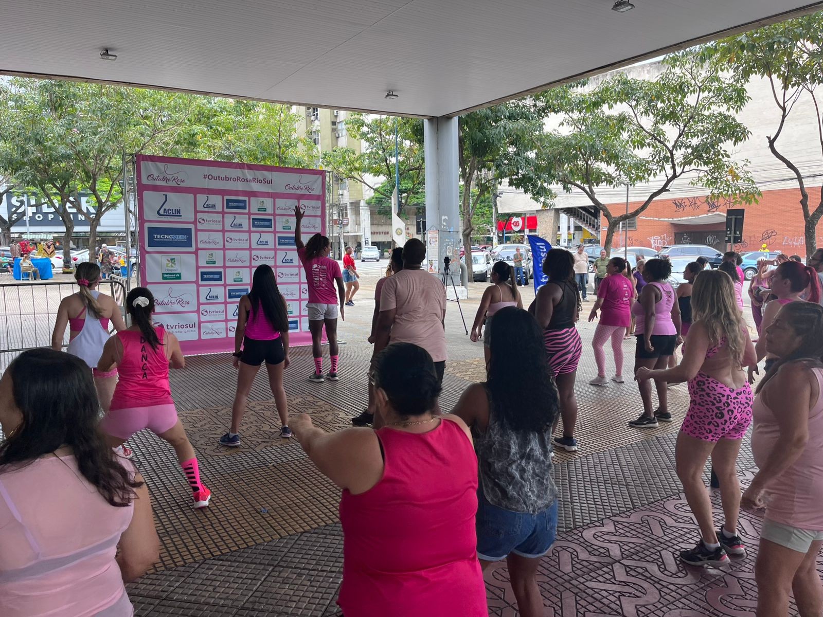 Projeto 'Outubro Rosa' levou informações e lazer para moradoras de Volta Redonda; veja fotos