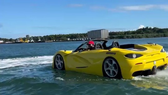 'Carro de luxo' aquático que pode chegar a 80 km/h não tem autorização para comercialização de passeios turísticos - Embarcação tem estrutura de carro e chamou atenção de banhistas que estavam na praia da Ribeira, em Salvador, durante fim de semana.