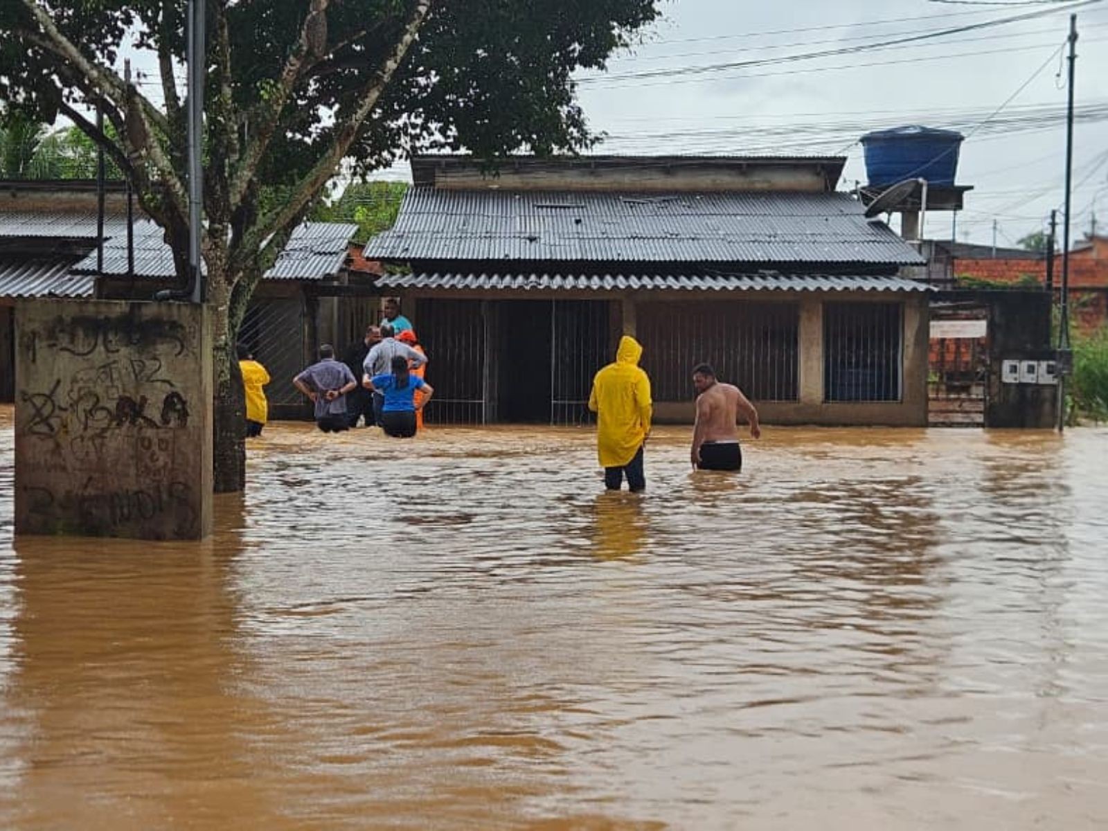 Chuvas intensas causam alagamentos em diversos bairros de Rio Branco; VÍDEOS