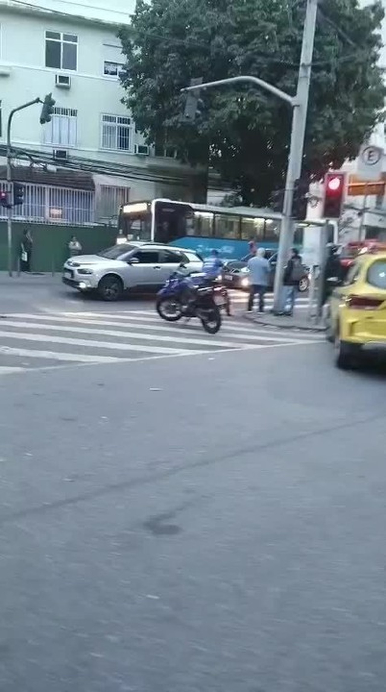 Pedestre é atropelado por ônibus na Rua Humaitá, na Zona Sul do Rio