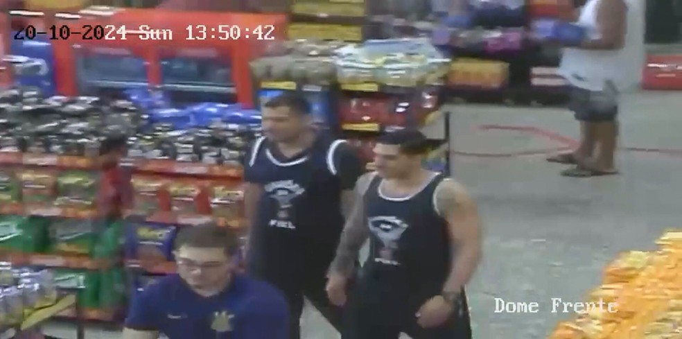 Torcedores do Corinthians agridem e roubam roupa de vascaíno em supermercado no DF — Foto: Reprodução