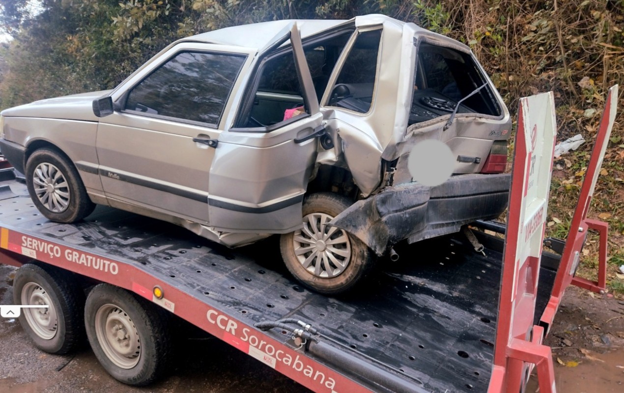 Motorista fica ferida após carro rodar na pista e bater em van escolar em Piedade
