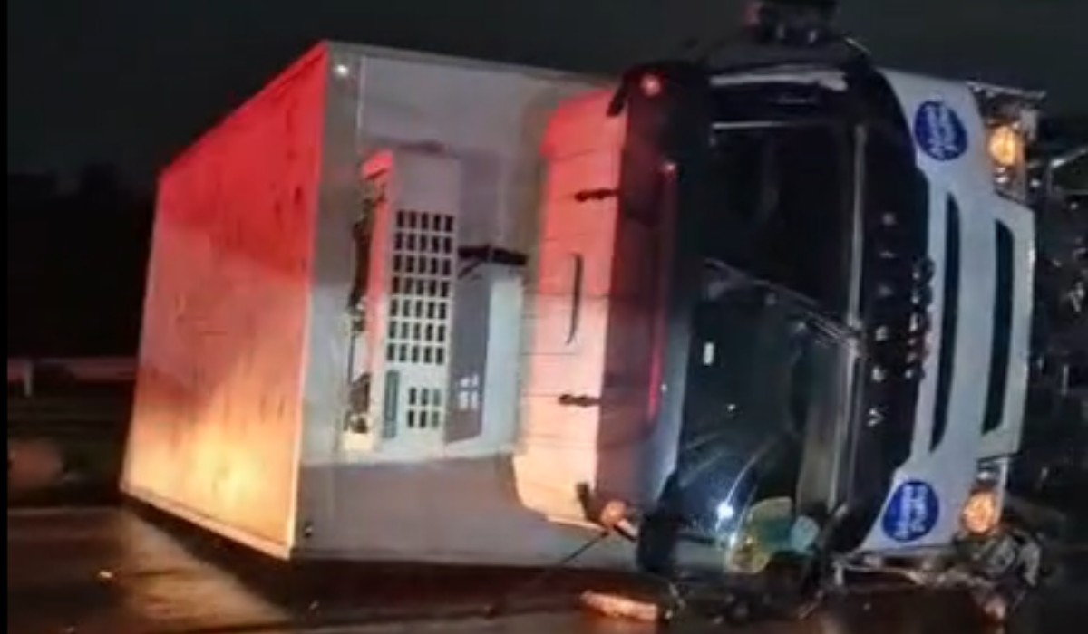 Caminhão com 1,5 tonelada de massa de pastel tomba e interdita Rodovia Zeferino Vaz em Paulínia