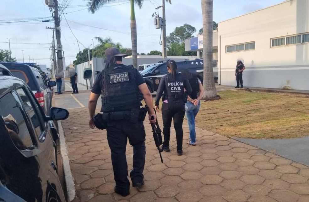 Jovem presa durante a operação — Foto: Polícia Civil