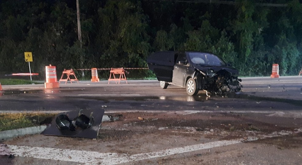 Acidente entre dois carros também causou danos à via pública em Jundiaí (SP) — Foto: Departamento de Trânsito de Jundiaí/Divulgação