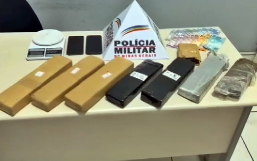 Jovem de 19 anos é preso por tráfico de drogas com tabletes de maconha escondidos em quintal em Ouro Fino — Foto: Polícia Militar
