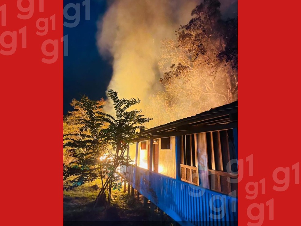 Incêndio destruiu três salas de aulas de escola rural de Xapuri — Foto: Arquivo pessoal