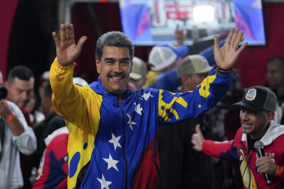 O presidente Nicolás Maduro se dirige a apoiadores reunidos em frente ao palácio presidencial de Miraflores depois que as autoridades eleitorais o declararam vencedor das eleições presidenciais na Venezuela — Foto: AP Photo/Fernando Vergara