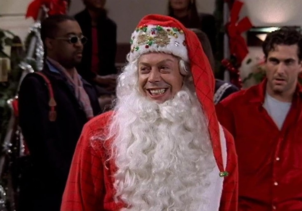 Tim Curry na série "The Naked Truth" — Foto: Reprodução