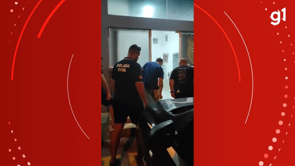 Homem é preso por assassinar padrasto em Palmares do Sul: corpo da vítima estava esquartejado e carbonizado dentro de freezer — Foto: Polícia Civil/Divulgação