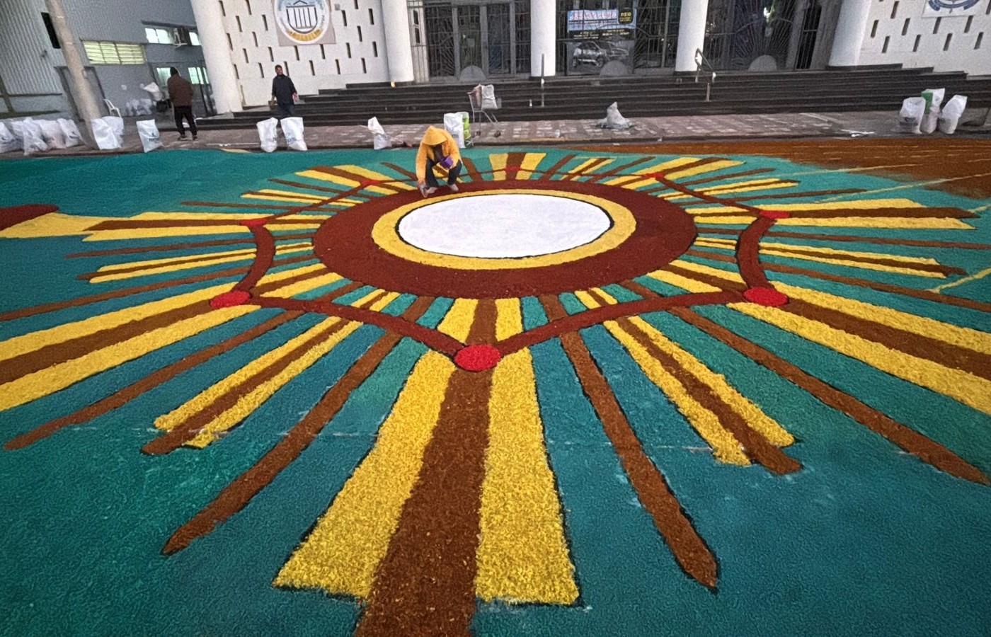Corpus Christi na região de Piracicaba tem tapetes coloridos, fiéis na escadaria e procissões; veja imagens