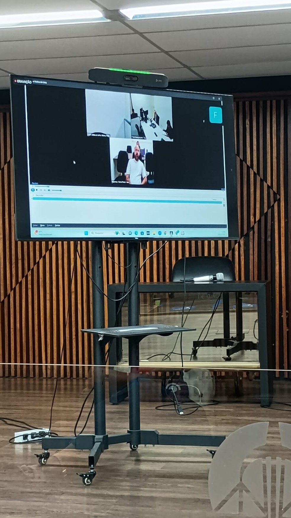 Conselho de sentença exibiu vídeo do depoimento de Albino, quando assume autoria dos crimes contra Beatriz Henrique e lesão corporal contra o filho dela. — Foto: Reprodução/MPAL