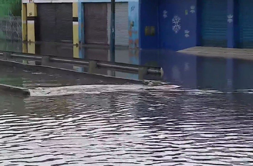 Canal na Avenida Airton Teles — Foto: TV Sergipe/reprodução