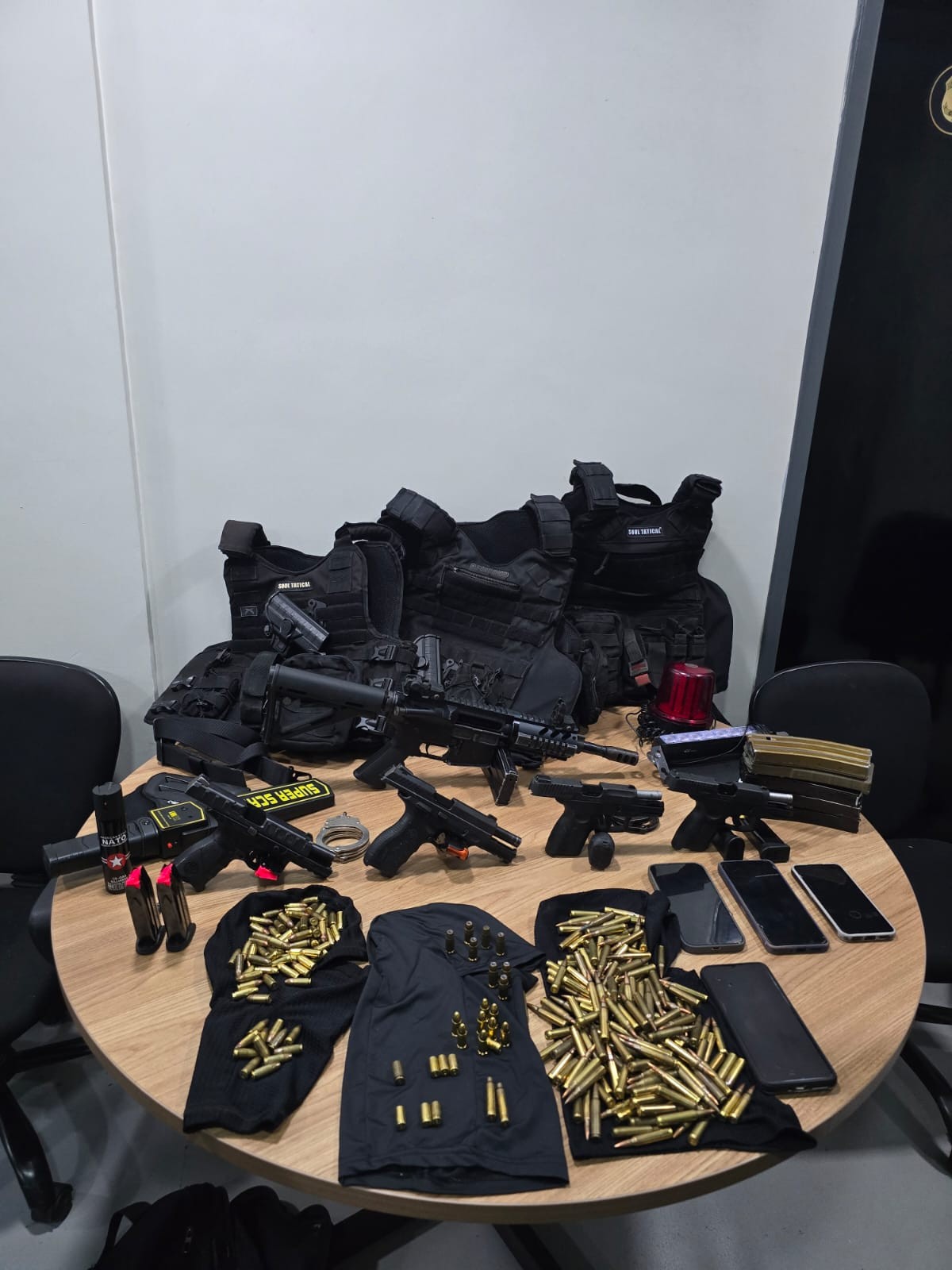 Três PMs e dois homens são presos suspeitos de tentar roubar cerca de uma tonelada de drogas de criminosos no AM