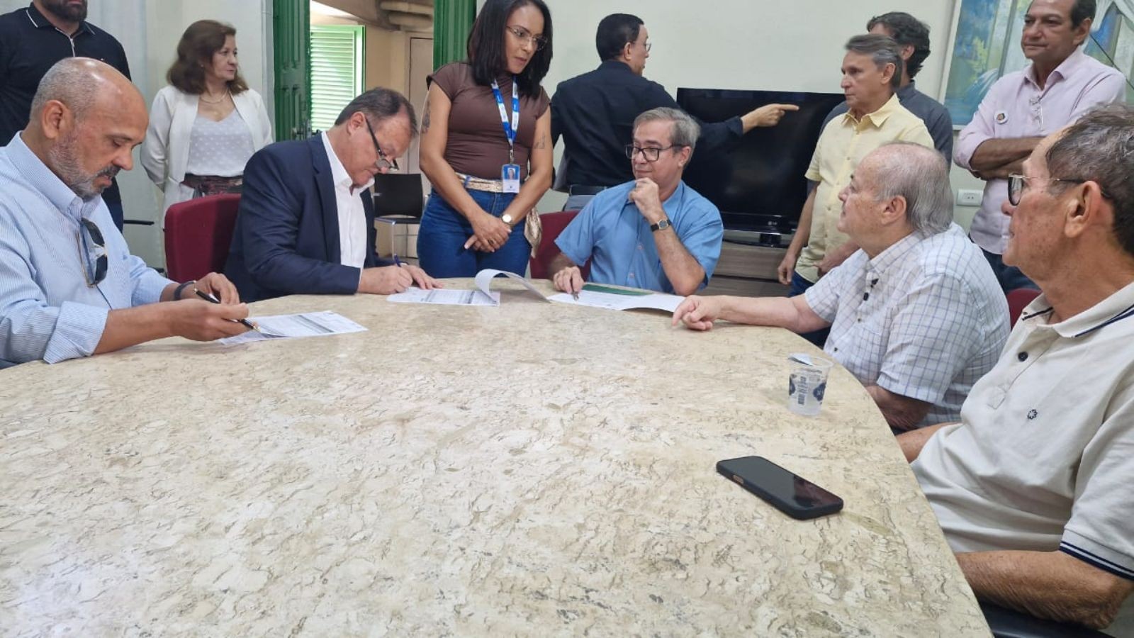 Teresina assina contratos de R$ 169 milhões para limpeza pública: 'limpar a cidade em 2 semanas', diz prefeito