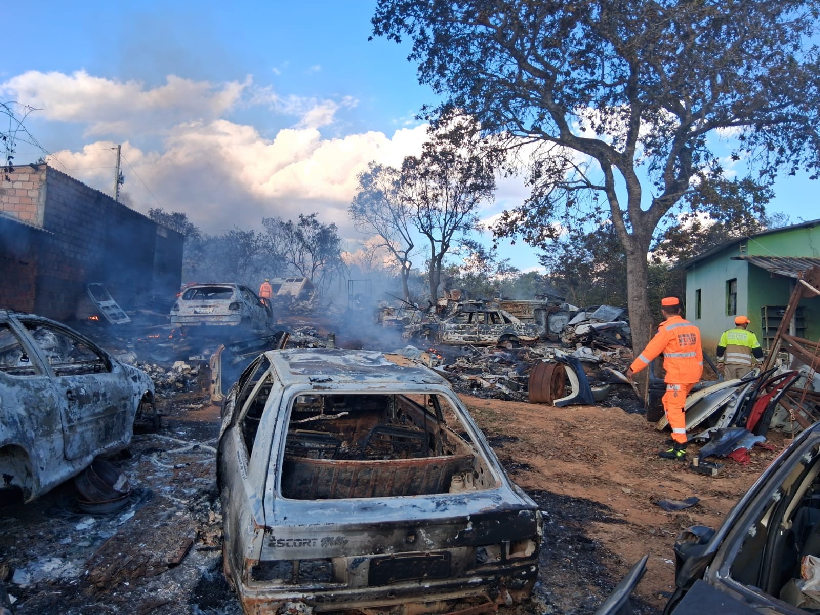 Incêndio atinge depósito a céu aberto com cerca de 10 mil peças automotivas em Montes Claros