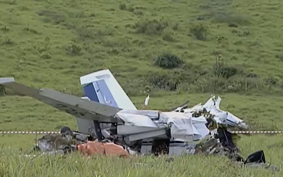 Avião caiu em São Sebastião do Passé — Foto: TV Bahia