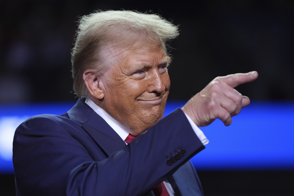 Trump durante comício no Michigan em 5 de novembro — Foto: Evan Vucci/AP