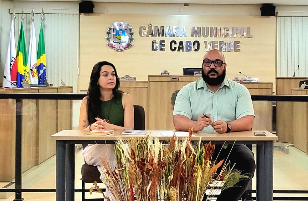 Os pesquisadores Lidia Maria Reis Torres e Luís Eduardo de Oliveira descobriram uma árvore que pode carregar parte da história escravocrata de Cabo Verde — Foto: Arquivo pessoal