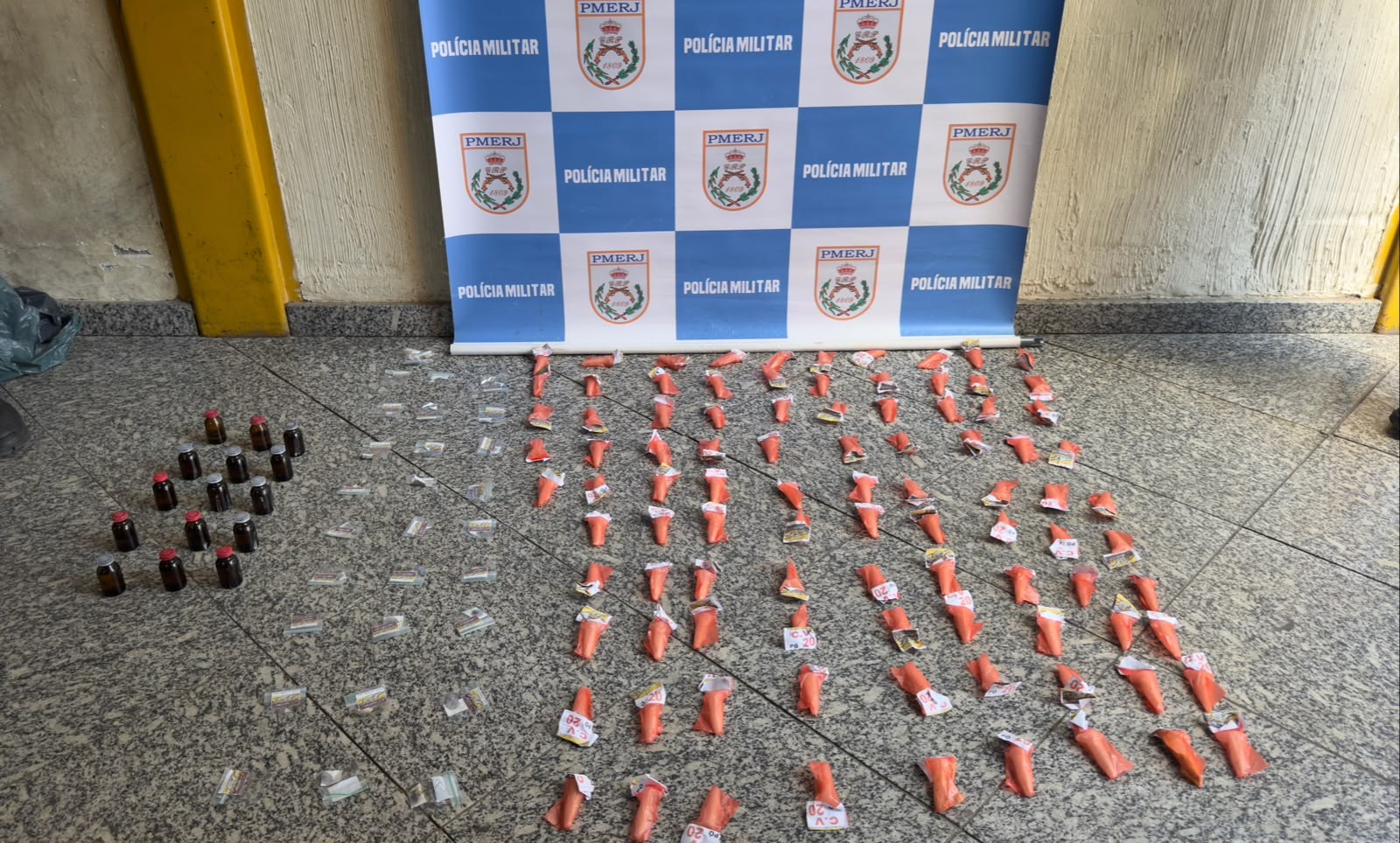 Polícia Militar apreende drogas escondidas em área de mata em Ipiabas, em Barra do Piraí