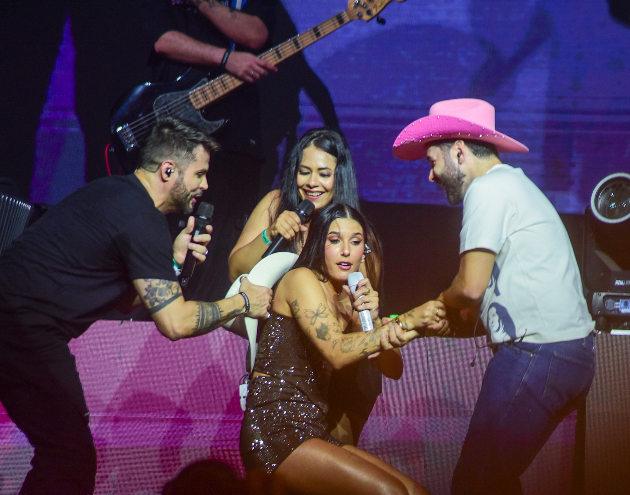Ana Castela é derrubada em palco após trombar com influenciador durante show em SP